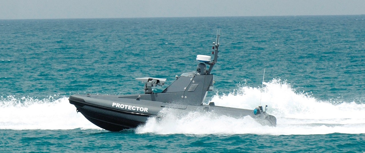 Израильский дистанционно управляемый катер «Протектор» имеет скорость хода 40 узлов.