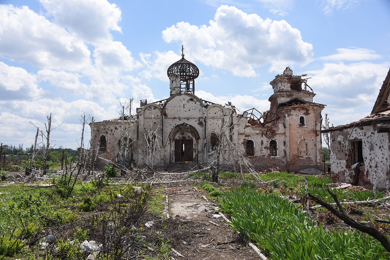 Руины православной церкви после обстрела возле международного аэропорта Донецка.