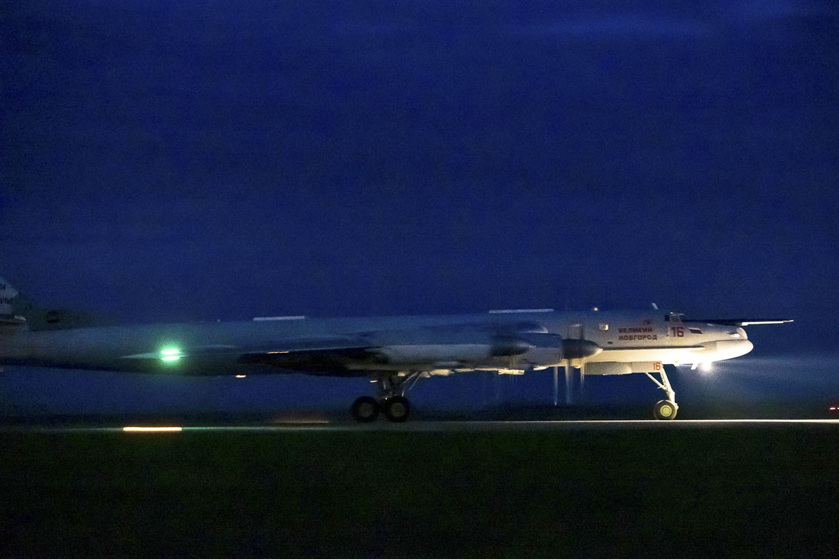 Экипажи Дальней авиации Воздушно-космических сил выполнили первые в летнем периоде обучения ночные полёты на стратегических ракетоносцах Ту-95МС.