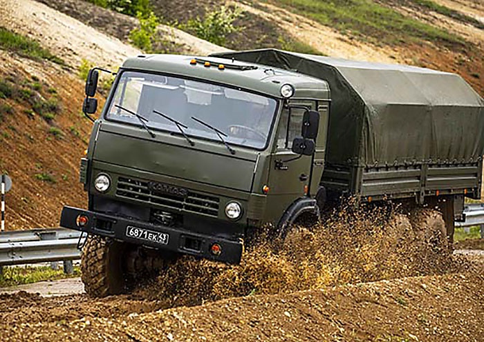 На специализированных полигонах в Брянской и Воронежской областях военнослужащие отработали технику управления грузовыми и легковыми автомобилями, а также легкобронированной техникой.