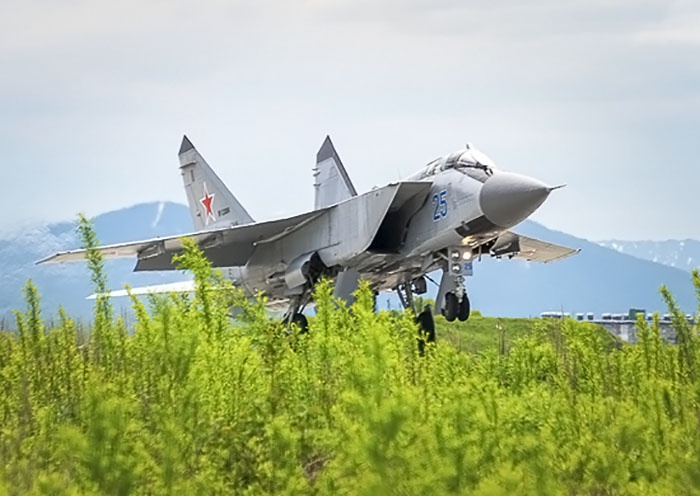 Недавние выпускники высших военных авиационных училищ произвели взлёты с аэродрома Елизово.