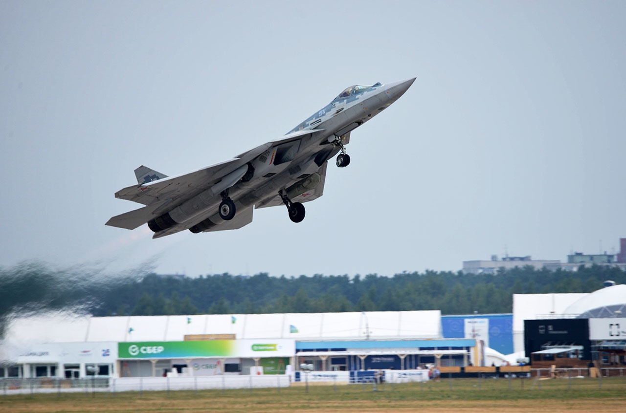 Многофункциональный истребитель пятого поколения Су-57 участвует в лётной программе открытия Международного авиационно-космического салона МАКС-2021.