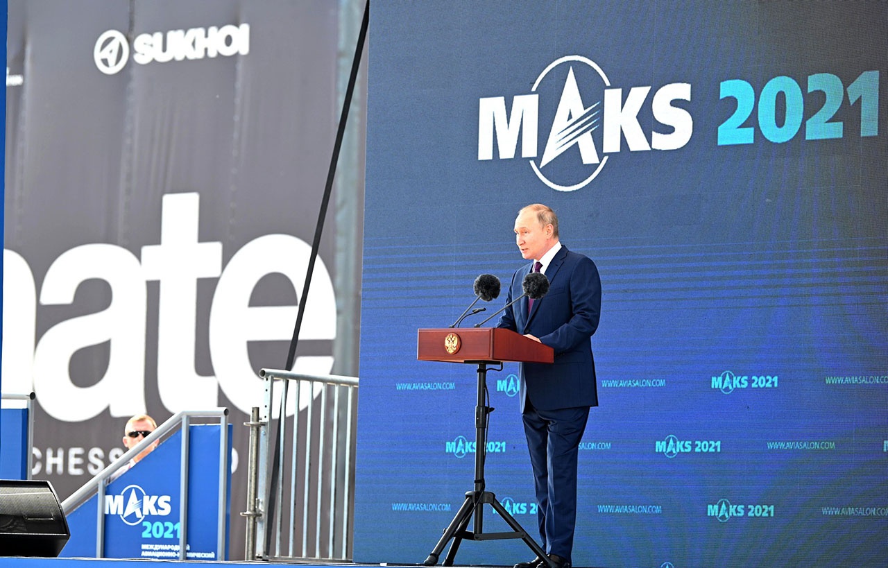 Президент РФ Владимир Путин выступает на церемонии открытия Международного авиационно-космического салона МАКС-2021.