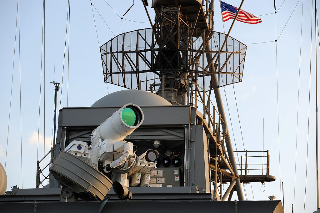 На десантном вертолётоносном корабле-доке «Понсе» ВМС США установлена экспериментальная система ПВО с инфракрасным лазером AN/SEQ-3 Laser Weapon System.