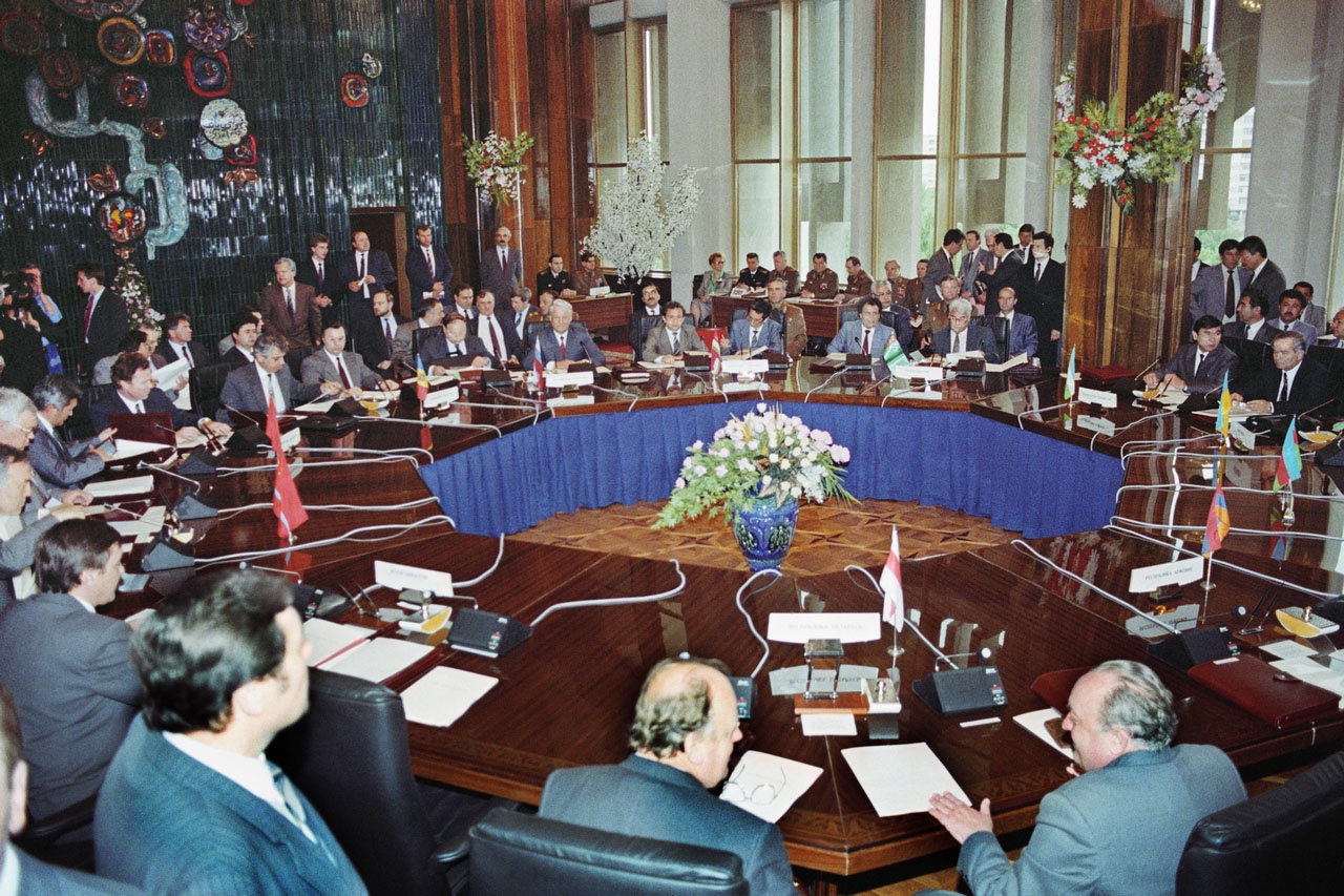 Армения, Казахстан, Киргизия, Россия, Таджикистан и Узбекистан 15 мая 1992 года подписали в Ташкенте договор о коллективной безопасности (ДКБ).