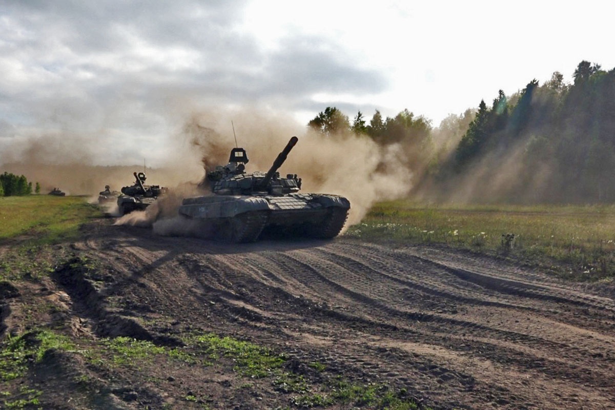 Российские танкисты уже совершили двухсоткилометровый марш от полигона Ляур на полигон Харб-Майдон.