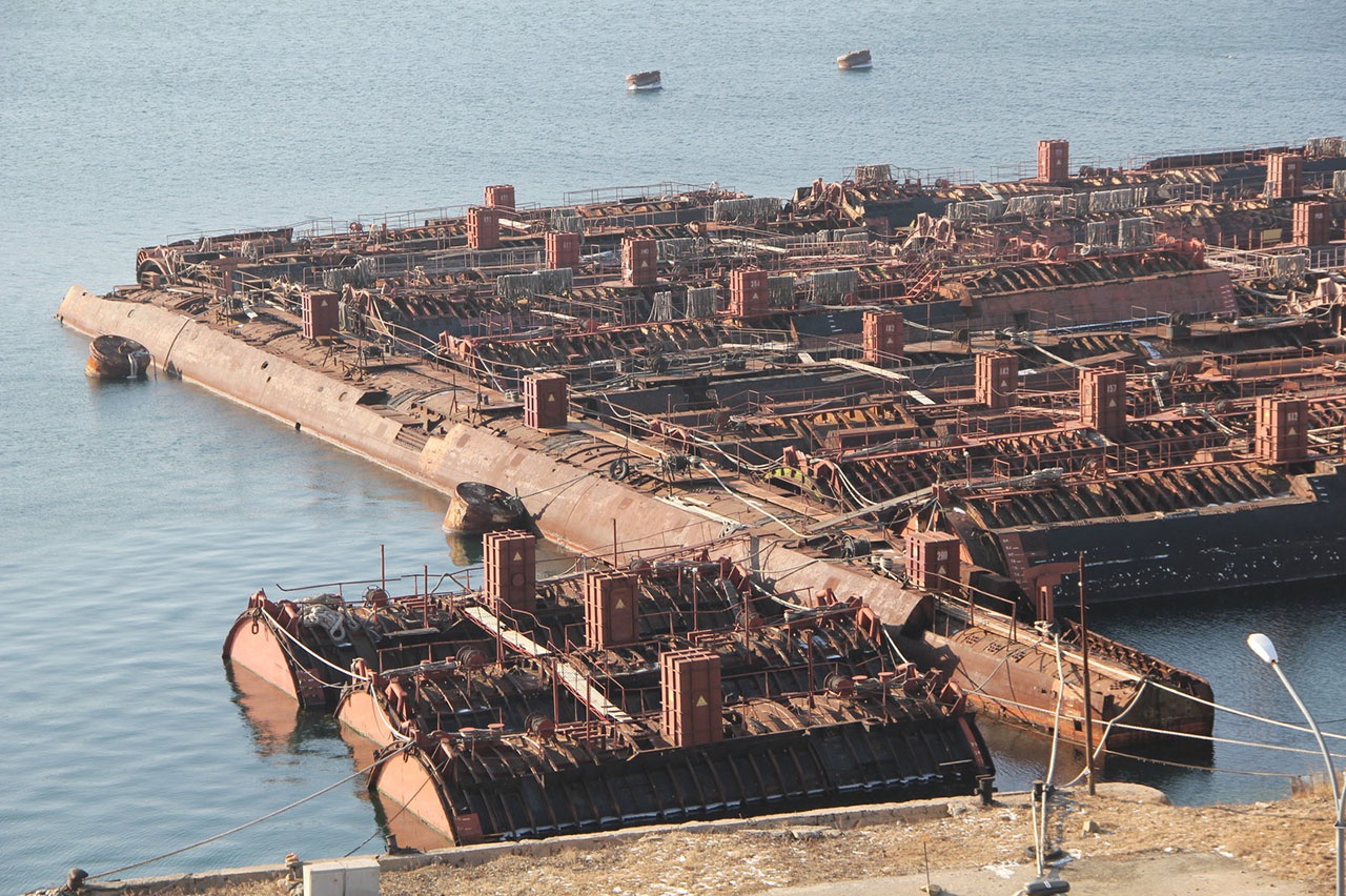 Реакторные отсеки подводных лодок на хранении в бухте Сайда-губа.