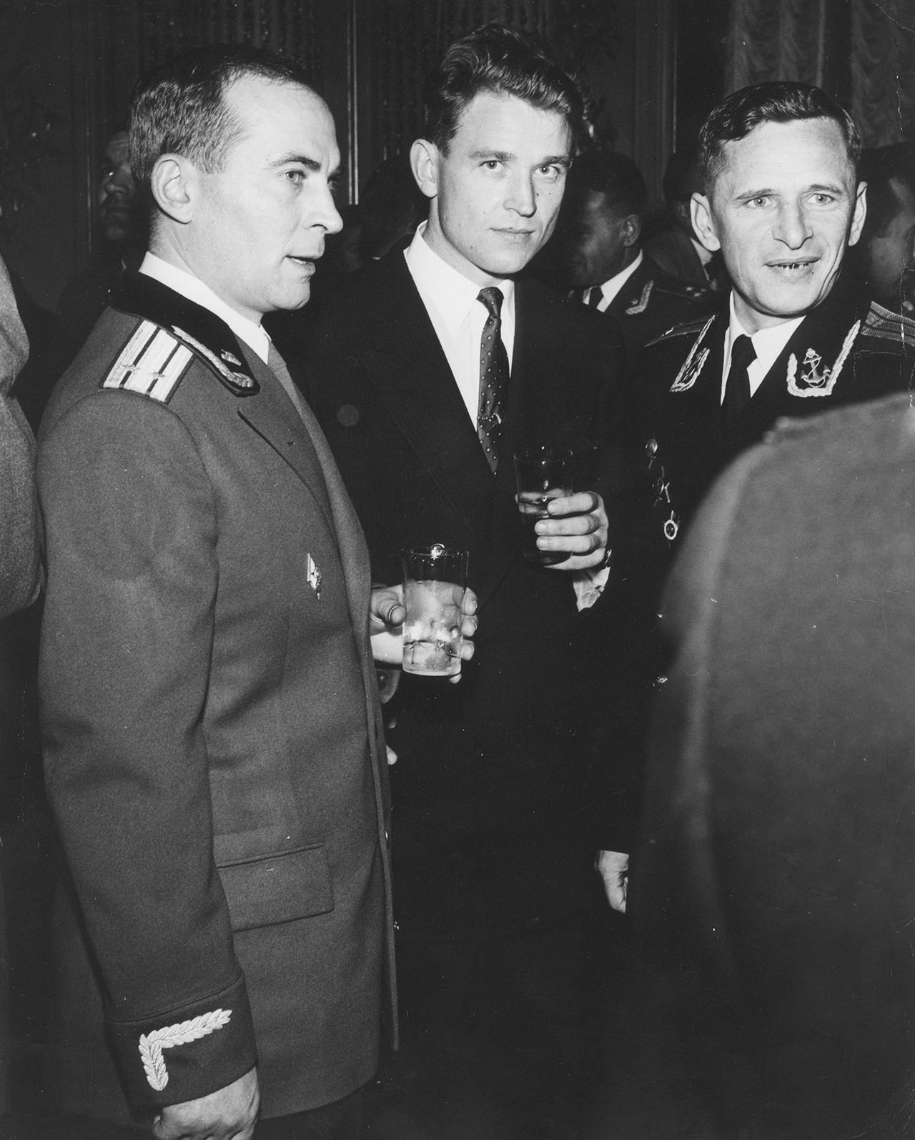 Среди коллег - военных разведчиков. В. Любимов - в центре, слева - А. Попов, справа - Б. Поликарпов.
