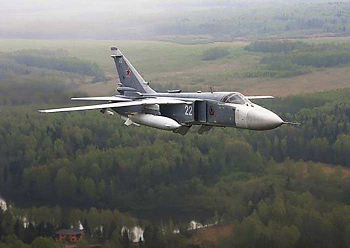 Экипажи фронтовых бомбардировщиков Су-24М уничтожили учебные наземные цели с выполнением сложных видов манёвра, в том числе пикирования до высоты 200 м.