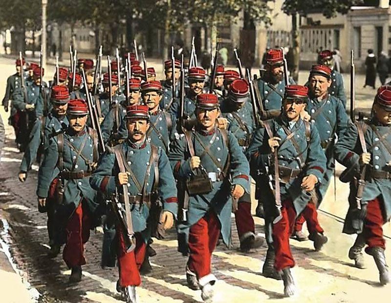 В 1914 году французские бойцы шли в бой в ярких красных штанах и кепи и в синих мундирах.