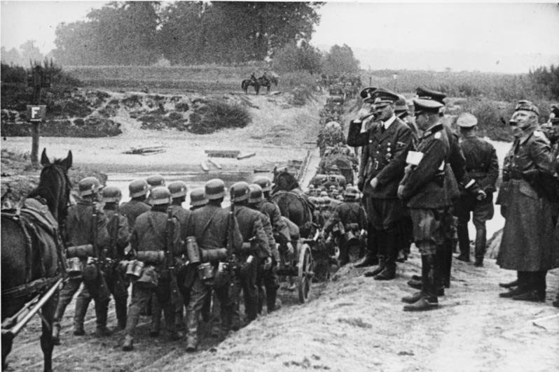 Адольф Гитлер, не собиравшийся соблюдать Договор с СССР о ненападении, наблюдает за войсками во время вторжения Германии в Польшу 1 сентября 1939 года. 22 июня 1941 года эти войска перейдут все границы.