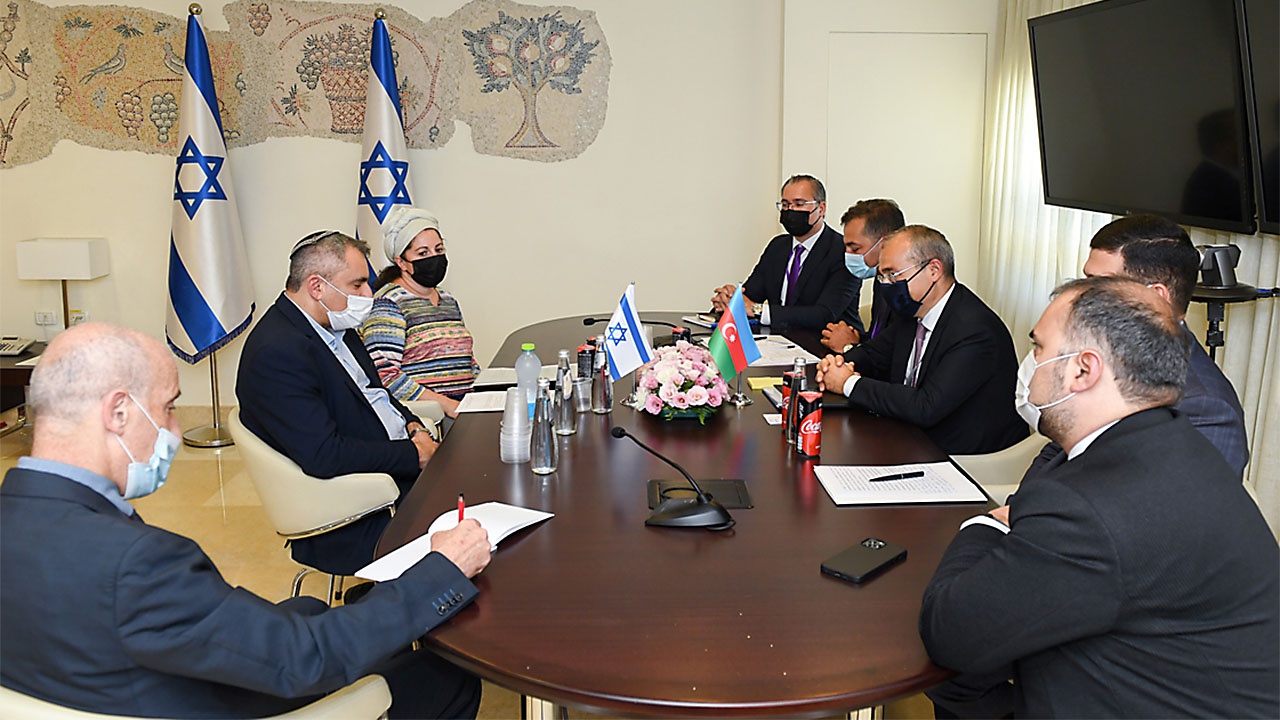 Министр экономики АР Микаил Джаббаров на переговорах с министром строительства и жилищной политики Израиля Зеэвом Элькиным обсудил новые возможности для сотрудничества.