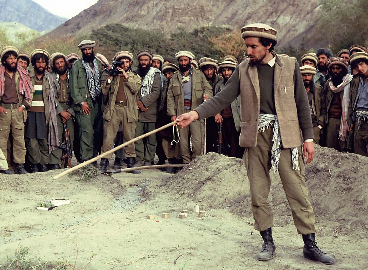 Северный альянс под руководством Ахмад-Шах Масуда в 1996-2001 годах воевал с талибами* в Афганистане.