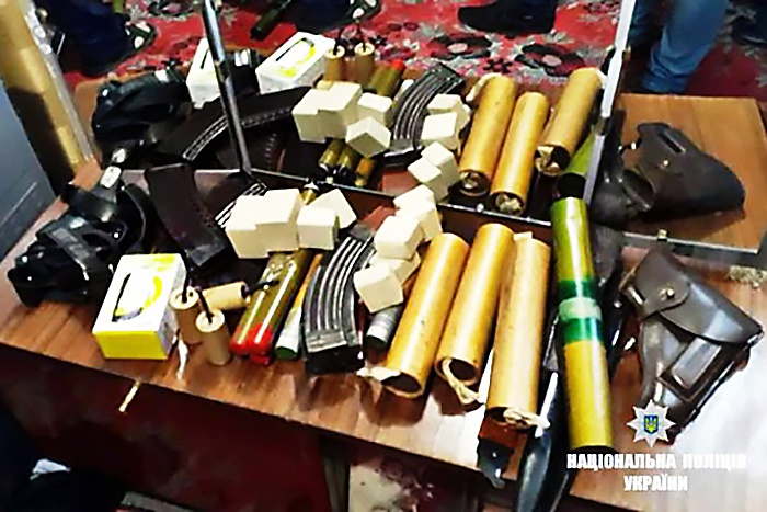 У военного пенсионера, проживающего в посёлке Делятин Ивано-Франковской области, нашли автомат и пистолет, украденные в одной из воинских частей и областного управления Службы безопасности Украины.