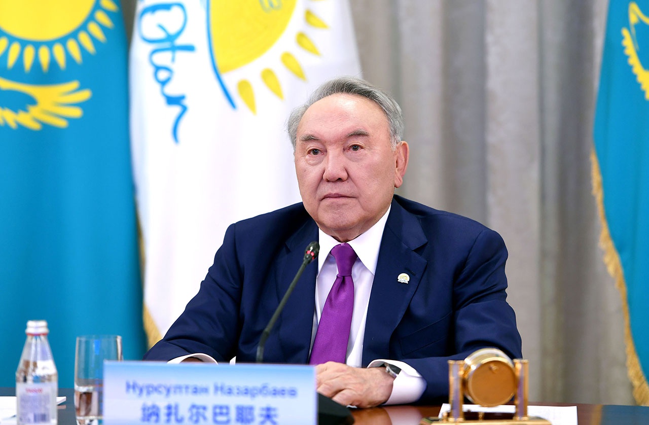 В 2017 году президент Казахстана Нурсултан Назарбаев подписал указ о переходе казахского алфавита с кириллицы на латиницу к 2025 году.