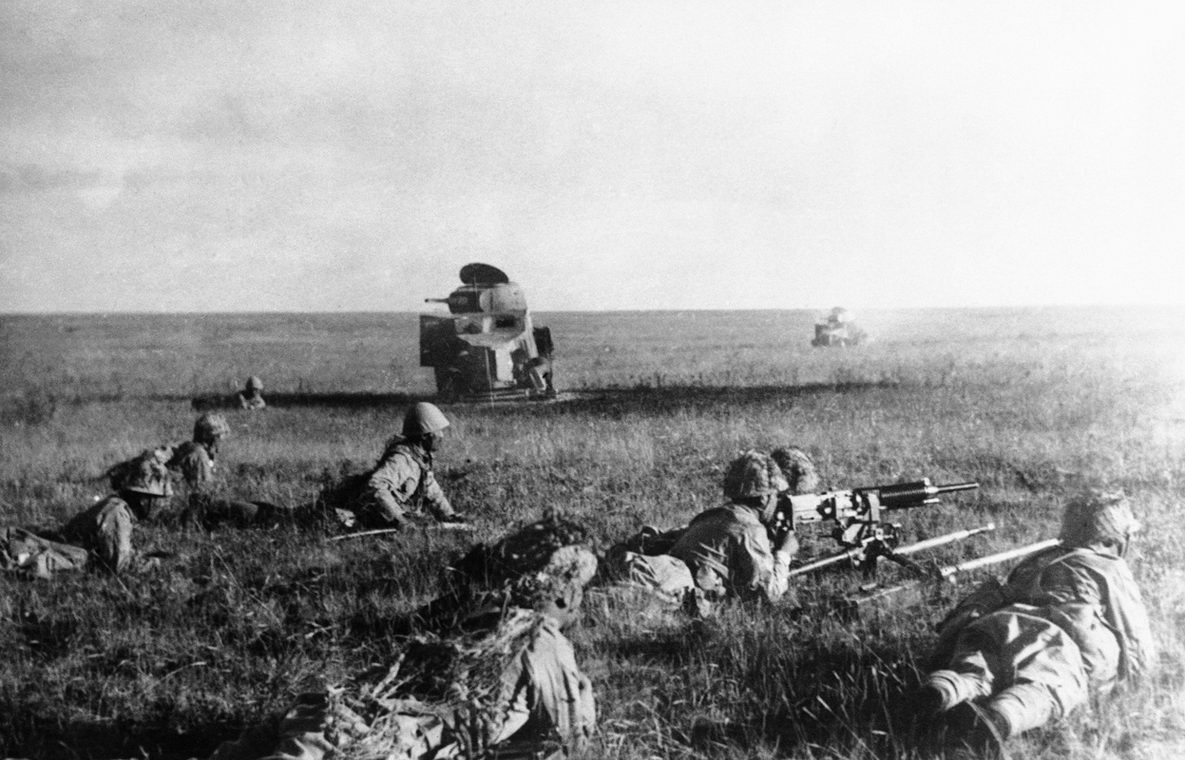 Японские солдаты в бою на реке Халхин-Гол в Монголии.