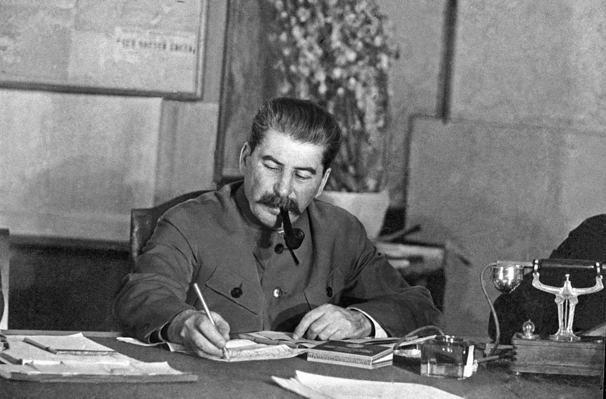 Пока у руля стоял «кровожадный маньяк» Сталин, советская экономика в среднем росла на 13,8% в год.