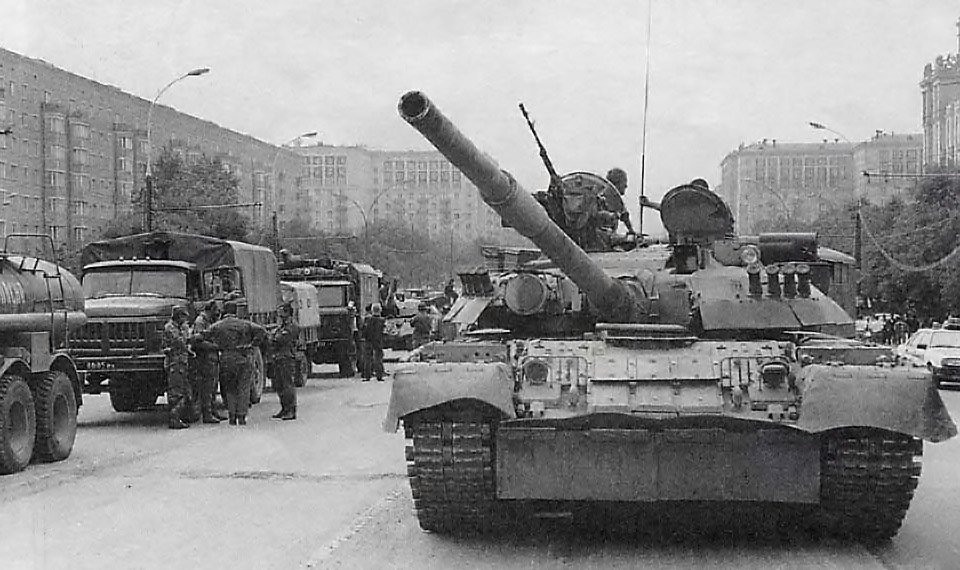 Генерал Александр Лебедь по приказу Павла Грачёва пригнал танки на охрану свиты первого президента России Бориса Ельцина.