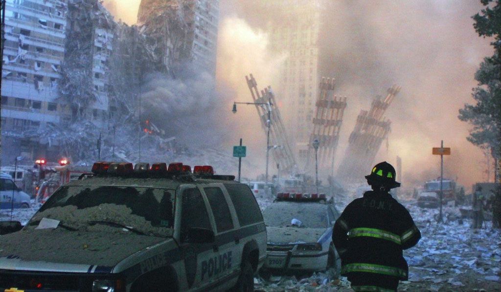 2977 человек погибли в результате терактов 11 сентября 2001 года в Нью-Йорке.