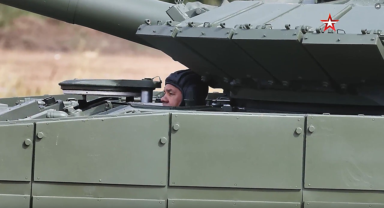Сергей Кужугетович преодолел за рычагами танка Т-80БВМ подготовленную для состязаний танковых экипажей трассу протяжённостью свыше четырёх километров.