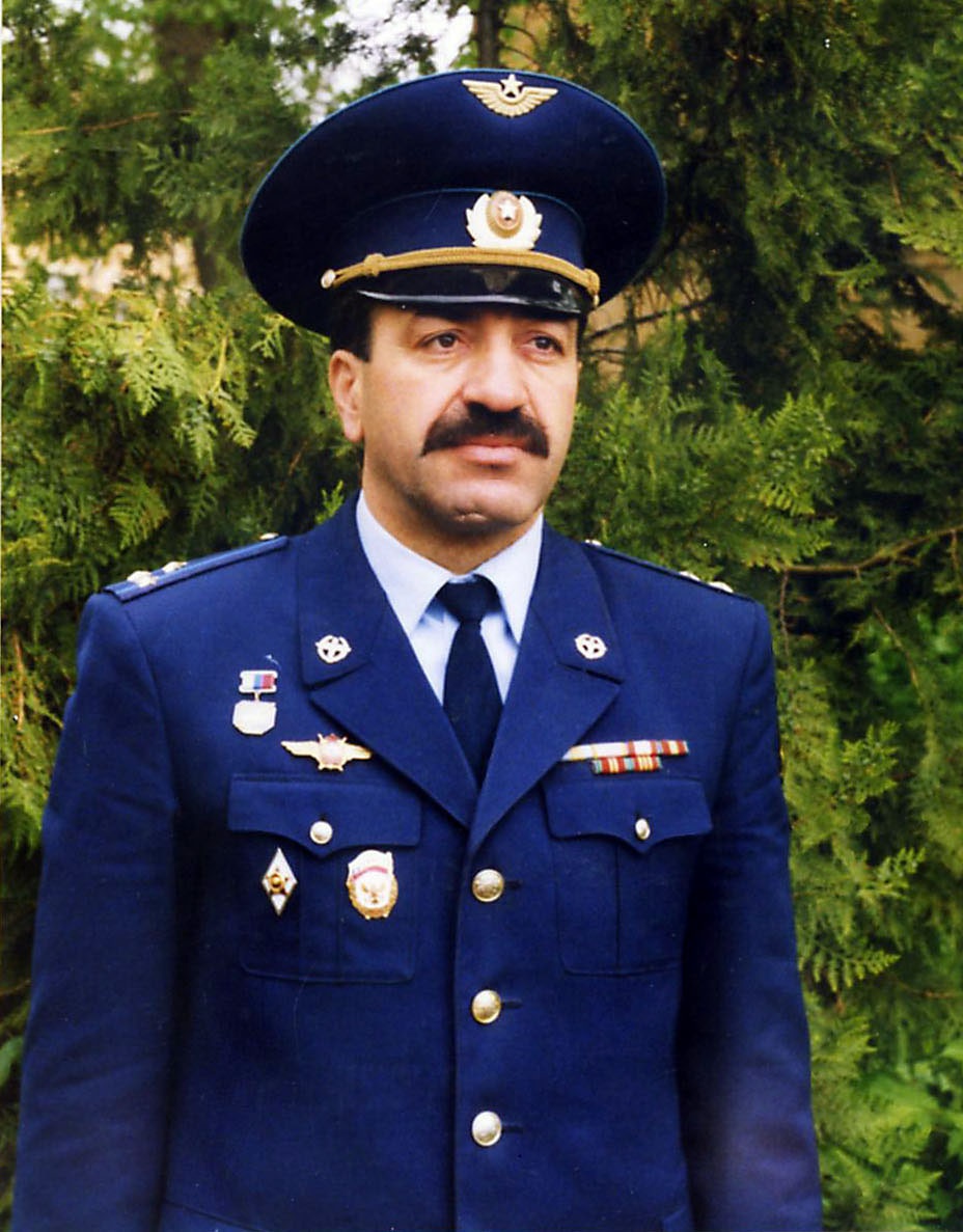 Заслуженный лётчик России Юрий Чолохян.
