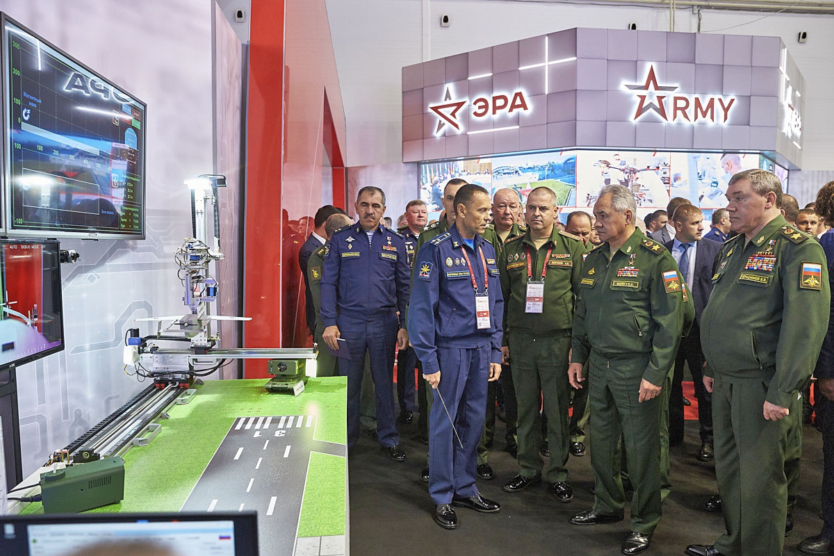 Министр обороны России генерал армии Сергей Шойгу осматривает экспозицию военного инновационного технополиса «ЭРА».