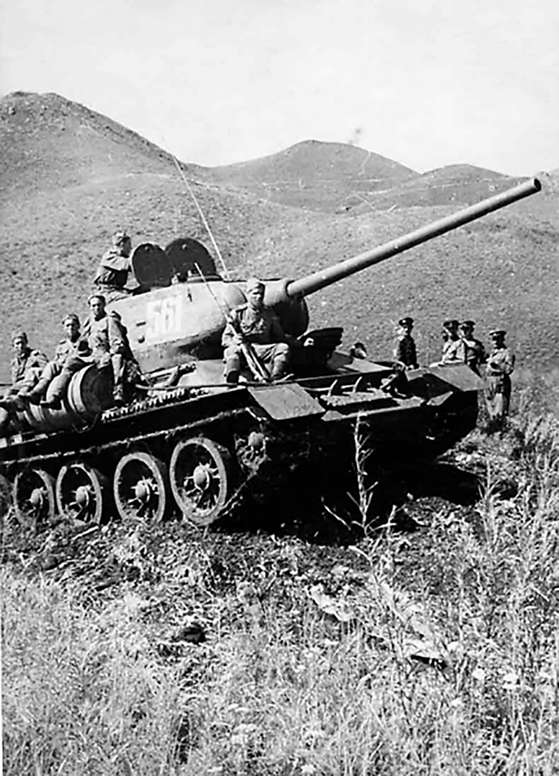 Советские танкисты преодолевают хребет Большой Хинган. Манчжурия. Август 1945 года.