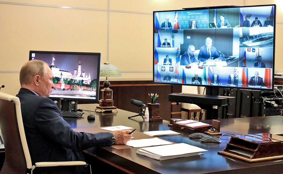 Президент России Владимир Путин на заседании Военно-промышленной комиссии в режиме видеоконференции.