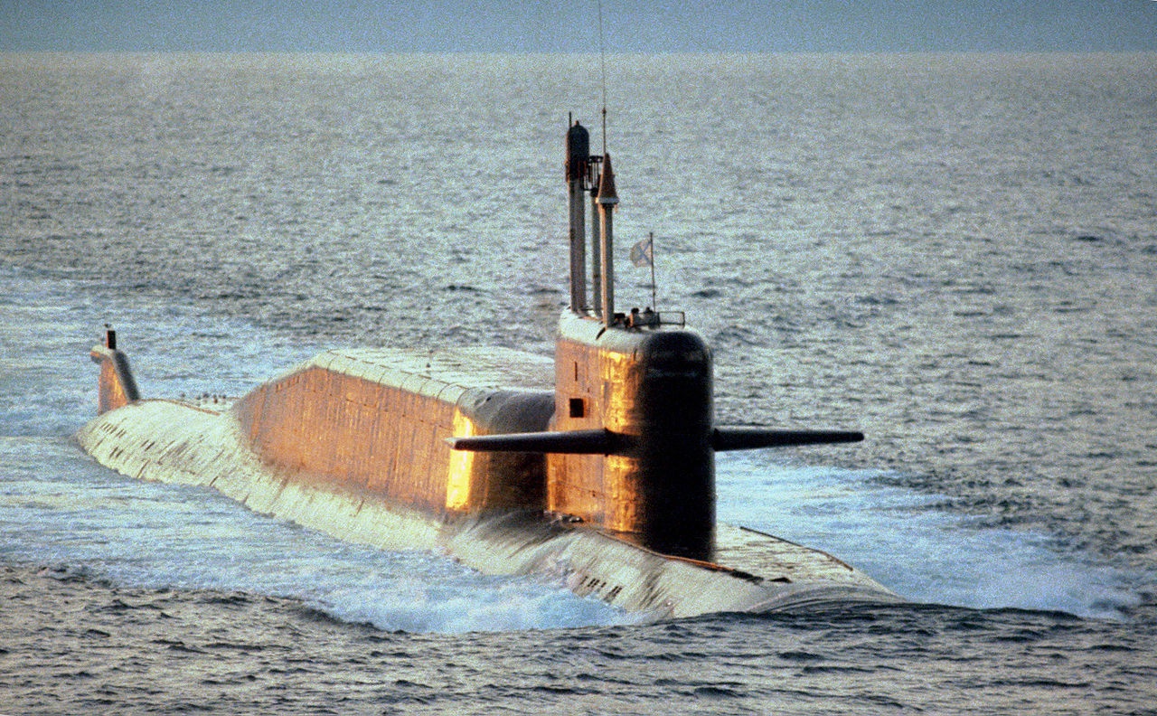 Атомные подводные лодки проекта 667 даже при врезке дополнительного отсека длиной 30 метров могли взять на борт не более 3 500 тонн груза.