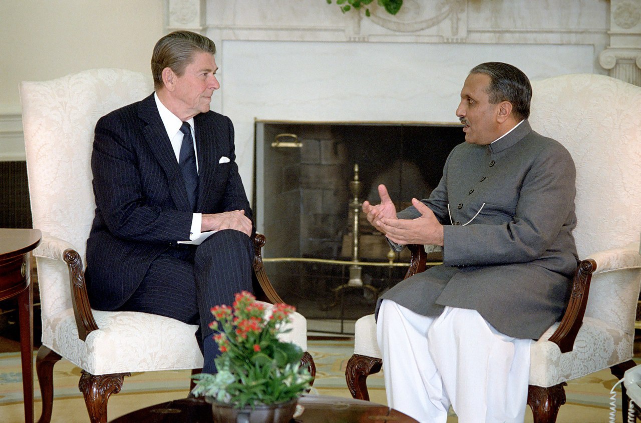 Президент Рональд Рейган на встрече с президентом Пакистана Мухаммедом Зия-уль-Хаком в Овальном кабинете.