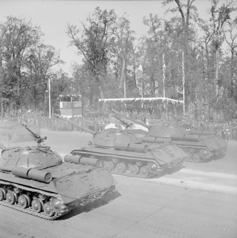 Советские тяжёлые танки ИС-3 на Параде союзных войск, прошедшем 7 сентября 1945 года в столице поверженной Германии.