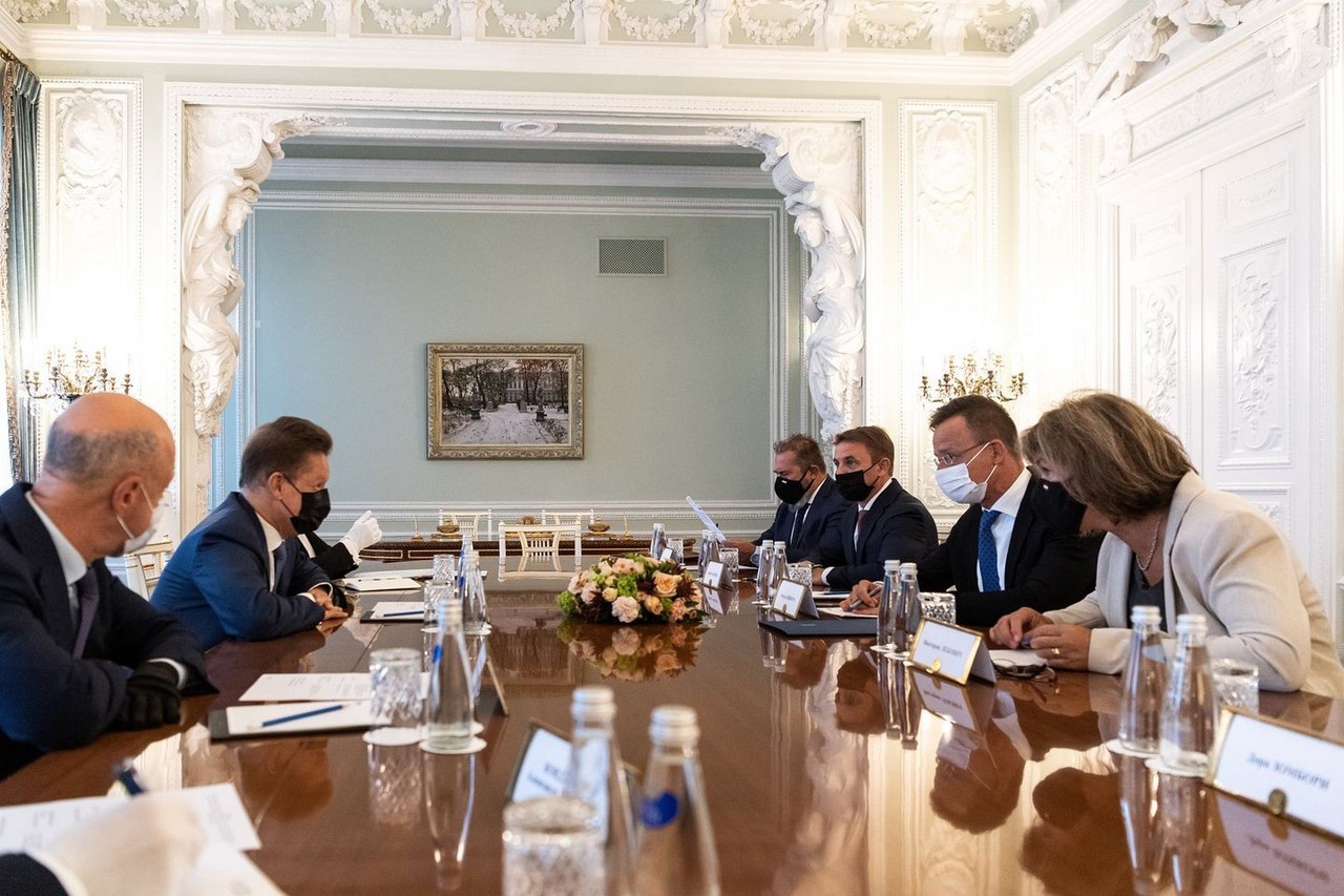 Глава Газпрома Алексей Миллер и министр иностранных дел Венгрии Петер Сийярто во время встречи, на которой были согласованы условия нового долгосрочного соглашения о поставках российского газа.