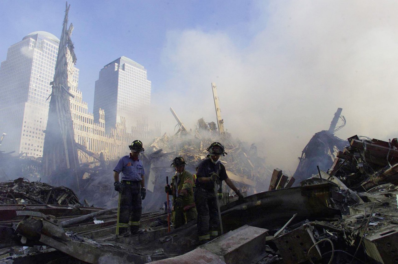 11 сентября 2001 года управляемые террористами самолёты врезались в башни-близнецы в Нью-Йорке.