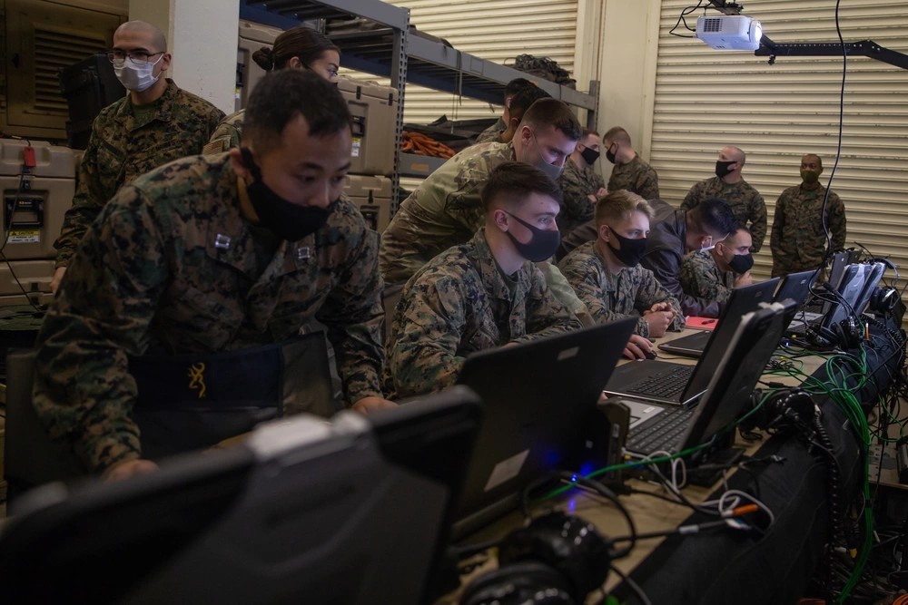 Морские пехотинцы и военнослужащие ВВС США принимают участие в учебном семинаре по использованию системы Tactical Link 16, которая обеспечивает передачу графических изображений и текстовых сообщений.