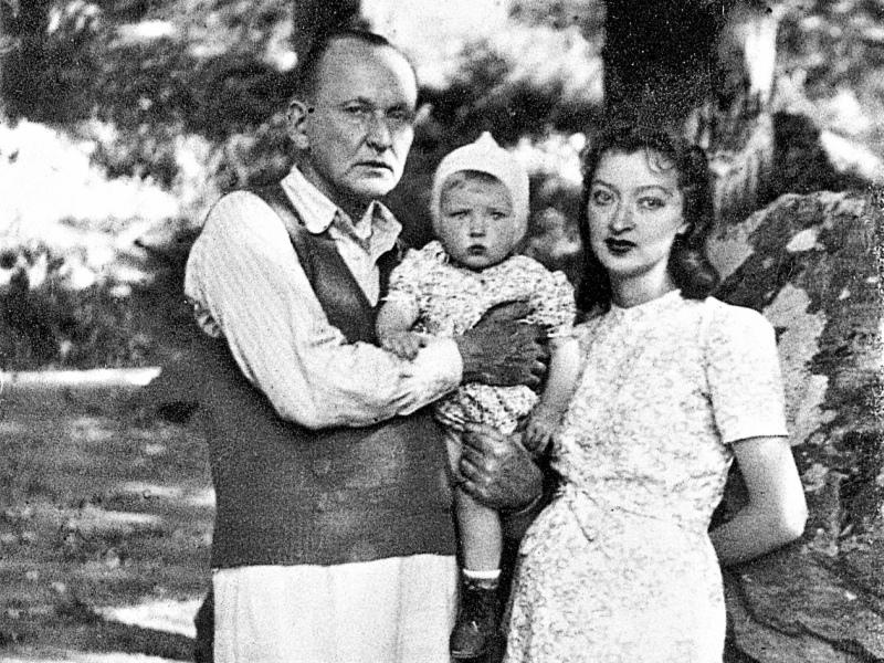 Александр Вертинский с женой и дочерью.