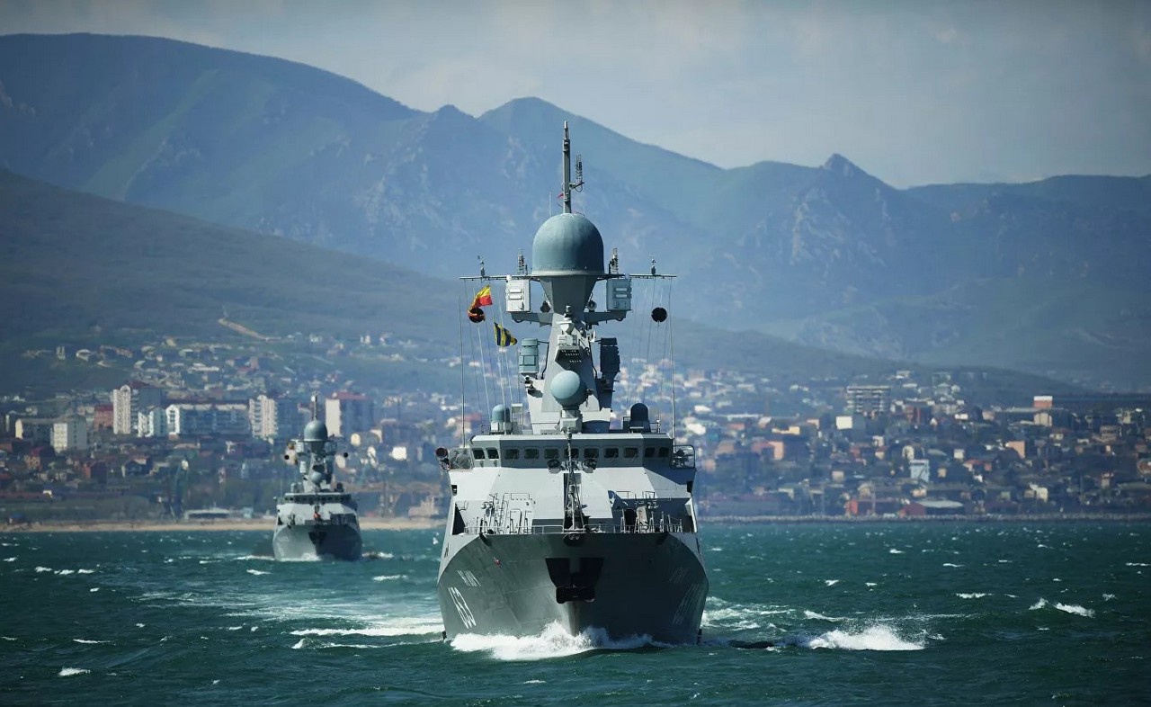 Российские корабли на учениях в Крыму.
