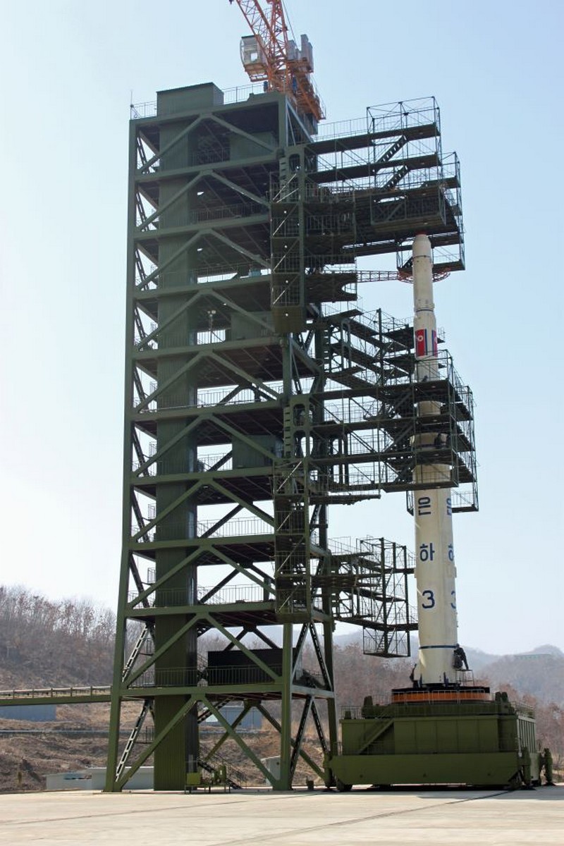 Для проведения пусков ракет-носителей «Ынха-3» в КНДР построили космодром «Сохэ».