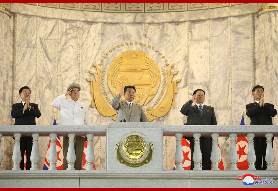 Настоящей сенсацией парада стало появление на трибуне руководителя КНДР Ким Чен Ына в нетрадиционном для него сером костюме.