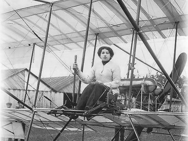 Лидия Зверева перед полётом на биплане Фарман IV. 1911 год.