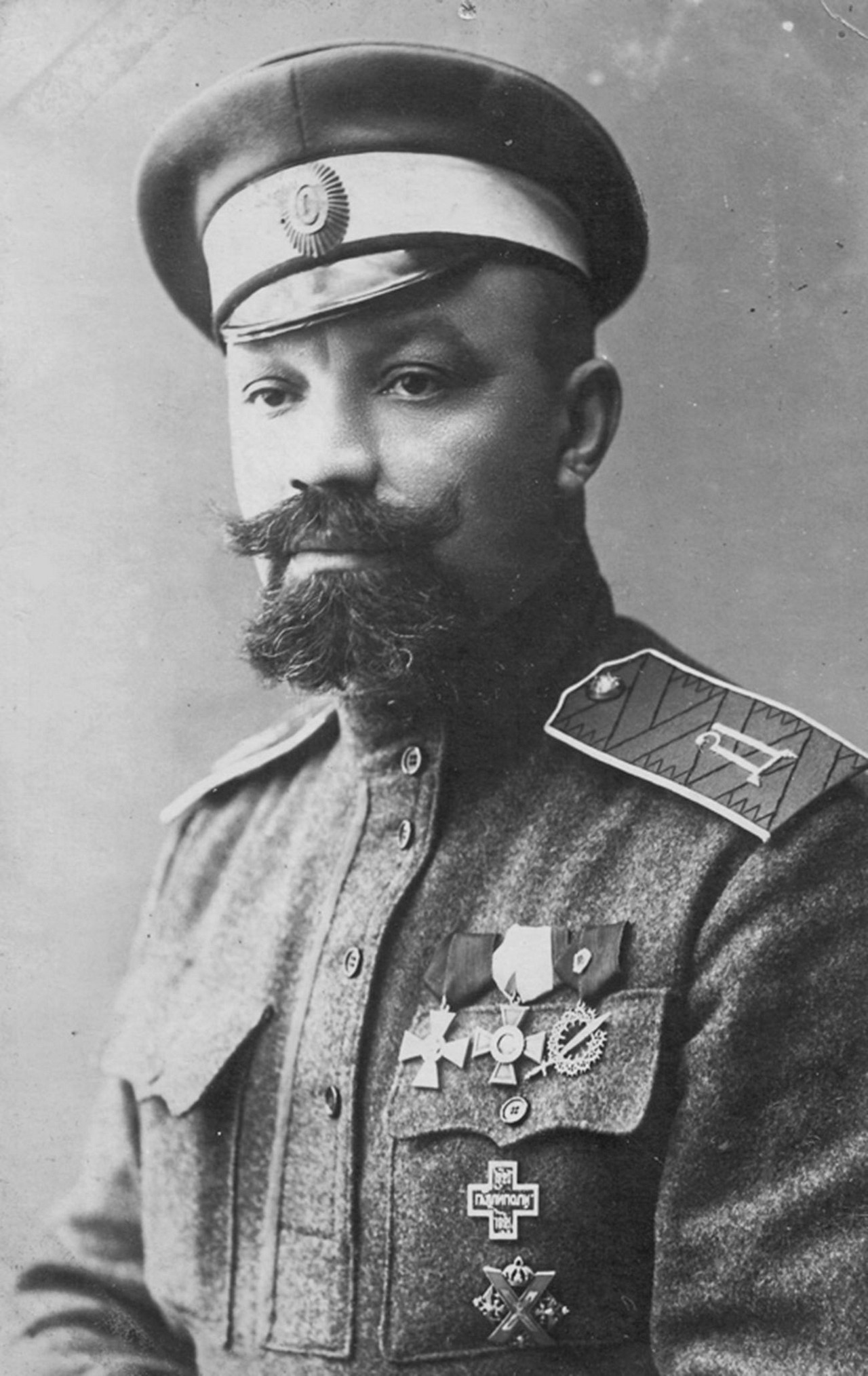 Русский общевоинский союз возглавлял заклятый враг Советской власти белогвардейский генерал Кутепов.