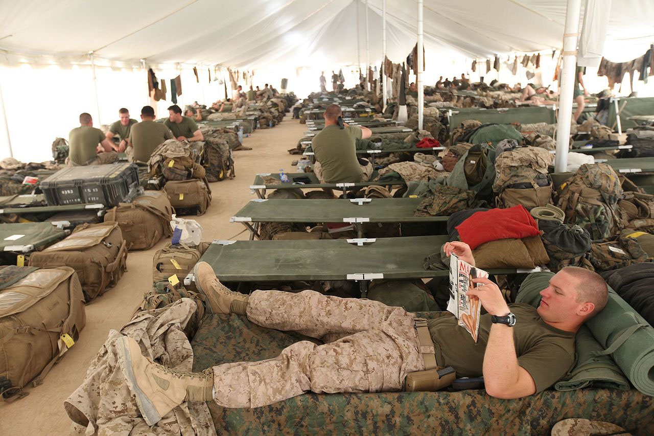 Геи в армии США оказываются в общей казарме с нормальными  мужиками-военнослужащими, то есть рядом с вполне вероятными объектами своего вожделения.