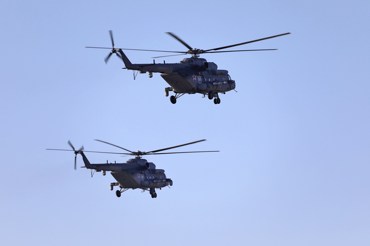 Экипажи вертолётов Ми-8МТПР-1 подавили радиолокационные системы авиации условного противника.