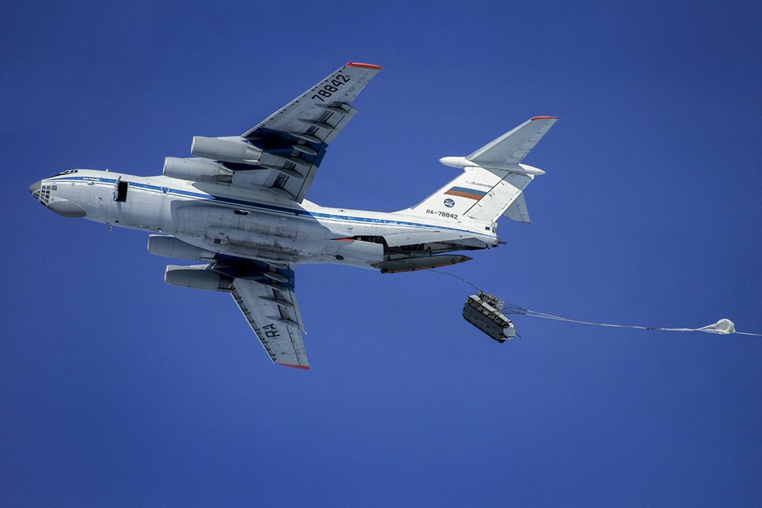 21 самолёт Ил-76МД военно-транспортной авиации произвёл выброску более 30 единиц БМД нового поколения.