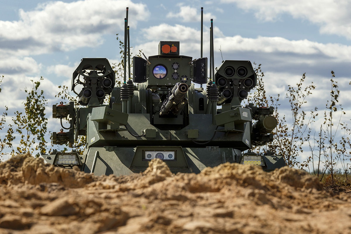 На полигоне Мулино в Нижегородской области в боевых порядках общевойсковых подразделений впервые использовались роботы разведки и огневой поддержки «Уран-9».