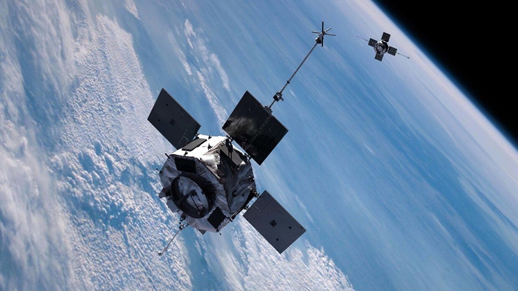 Спутник-инспектор «Космос-2543» приблизился к другому спутнику для проведения проверки.
