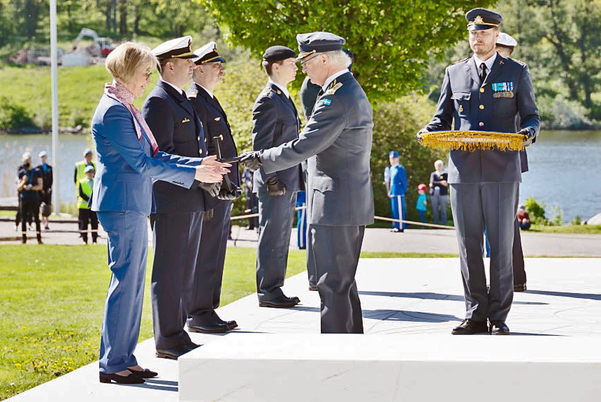 Король Швеции Карл XVI Густав награждает офицеров и сотрудников министерства обороны.