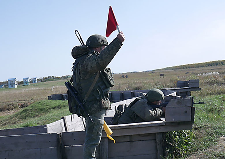 На полигоне Барановский продолжаются контрольные занятия по огневой подготовке десантников.