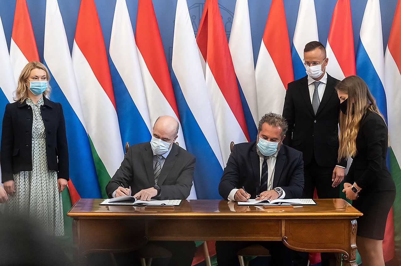 «Газпром» подписал контракт на поставку в Венгрию 4,5 млрд куб. м газа в год сроком на 15 лет.