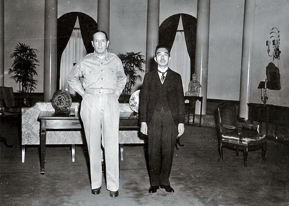 Испугавшись победы коммунистов в Японии, генерал Дуглас Макартур не стал отдавать императора Хирохито под суд.