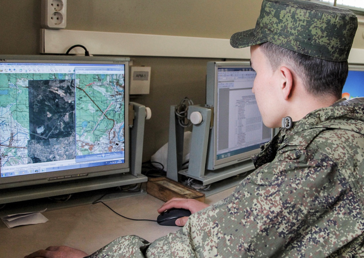 В ходе тактико-специальной тренировки военнослужащие топографического подразделения в полевых условиях создали интерактивный макет местности.